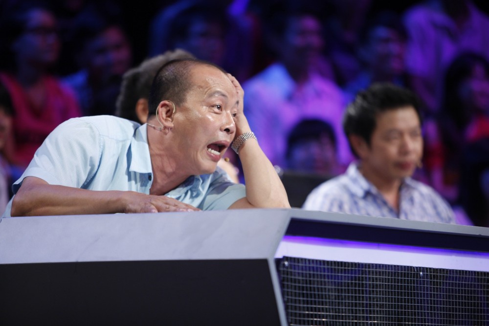 Gameshow Đố ai hát được không chỉ mang lại tiếng cười bởi những pha vượt thử thách kỳ quái, lắm chiêu trò của thí sinh mà chính giám khảo cũng là nhân tố gây cười.